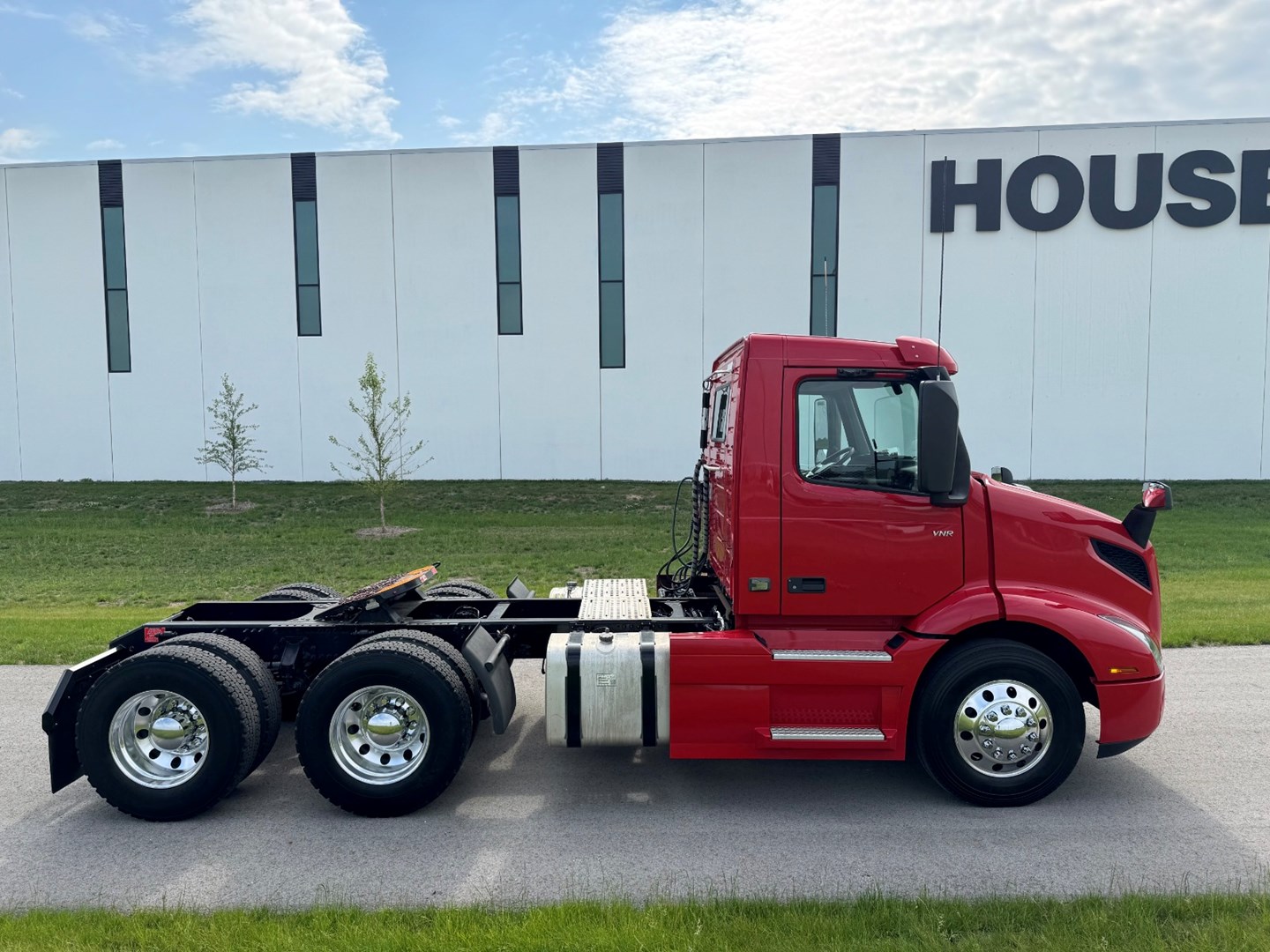 2020 VOLVO VNR300 - USED TRUCKS DAY CAB - image 7